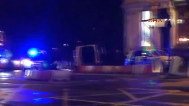 Londra'da Kamyonet Yayaların Üzerine Sürüldü, Yaralılar Var