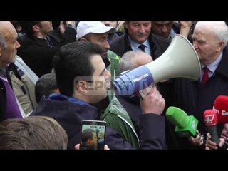 Report TV - Banorët e Zharrëzës largojnë Bashën: Ik, mbaj fjalim te çadra