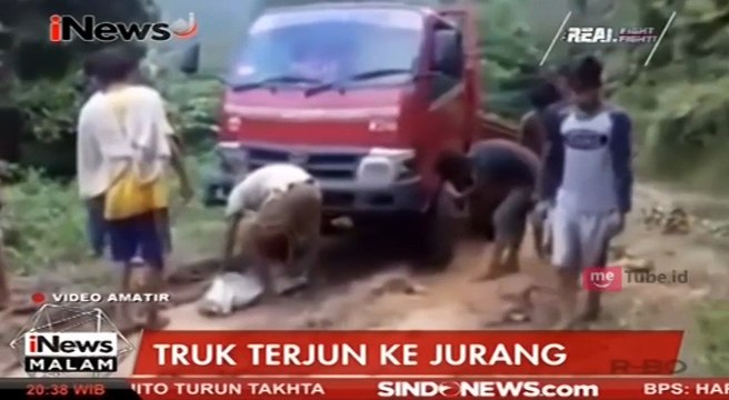 Jalan Licin, Truk Bermuatan Pasir Terjun ke Jurang Sedalam 20 Meter