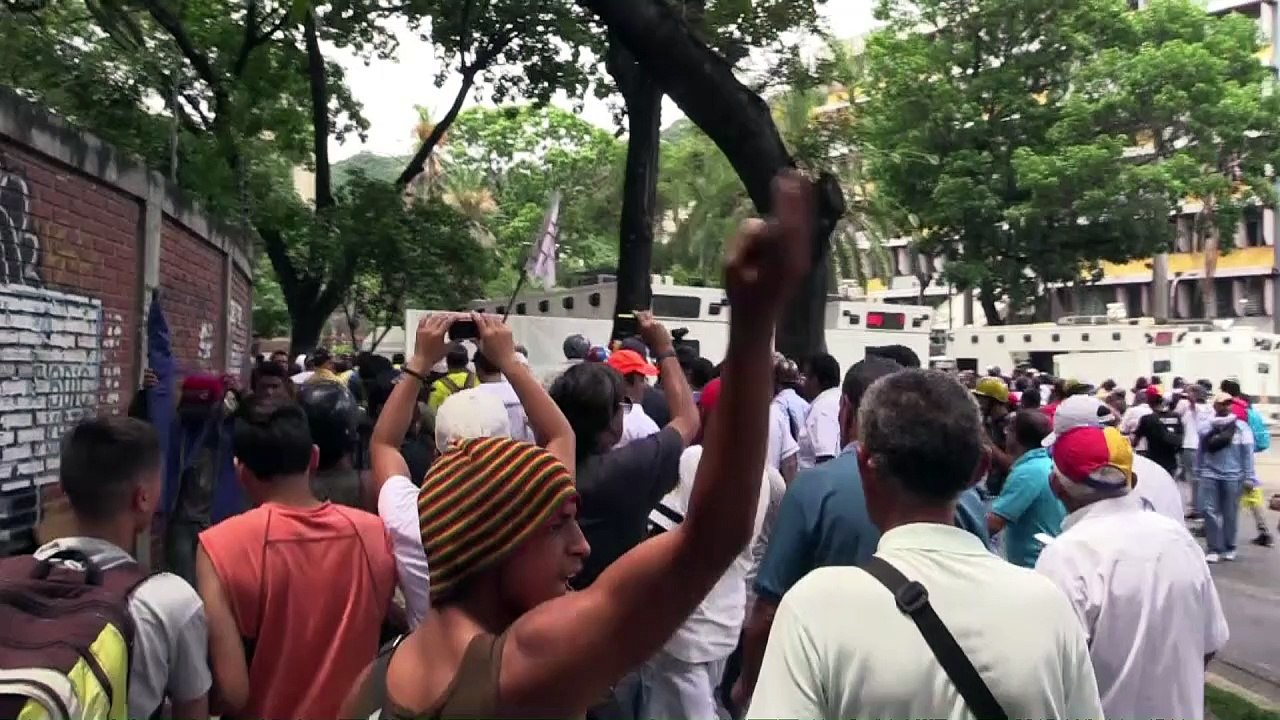 Ollas vacías para denunciar “hambre” en Venezuela