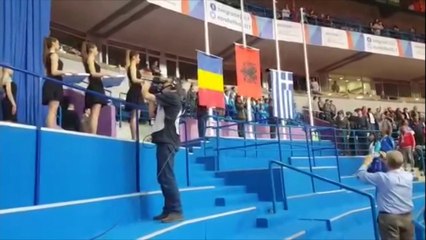 Ora News – Medalja a artë, Izmir Smailaj ngre Flamurin shqiptar në Beograd