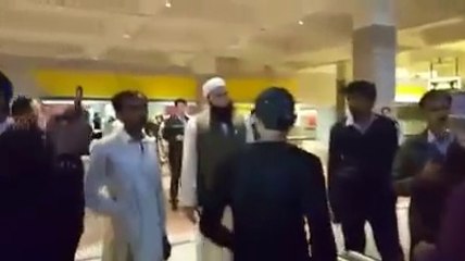 Attack on Junaid Jamshed at Islamabad airport |werwerAssaulting Video