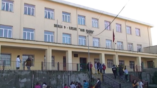 Report TV - Shkolla në Gjirokastër me tualete të bllokuara që prej vitit të kaluar