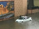 Bursa'yı Sel Bastı, Vatandaşlar Araçlarının Üzerinde Kurtarılmayı Bekledi