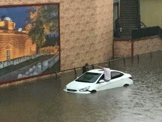 Bursa'yı Sel Bastı, Vatandaşlar Araçlarının Üzerinde Kurtarılmayı Bekledi