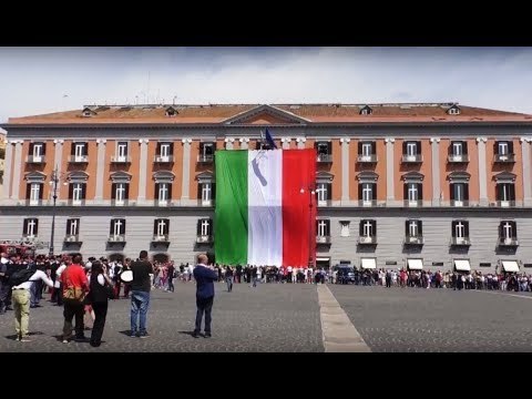 Napoli - Festa della Repubblica, drappo tricolore in Piazza Plebiscito (03.06.17)