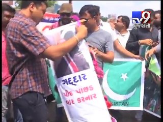 下载视频: Congress workers protest over Indo-Pak match, burn Nawaz Sharif effigy - Tv9