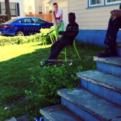 Elle frappe son mec avec une batte de Baseball