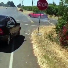 Un homme à la mauvaise idée d’arrêter une voiture en plein drift