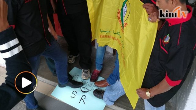 Perkasa stomps on Sivarasa caricature, protests at office