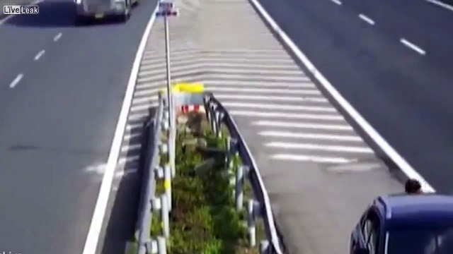 LiveLeak - Driver uses passengers to hide his license plate