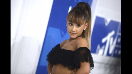 Ariana Grande rend visite à ses fans à l’hôpital de Manchester (Vidéo))