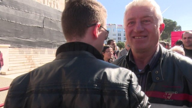 Incidenti në çadrën e opozitës, një grua ndërpret Berishën - News, Lajme - Vizion Plus