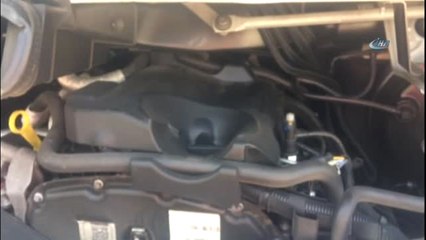 Minibüsün Motor Kısmına Sıkışan Yavru Kediyi Tamirciler Kurtardı