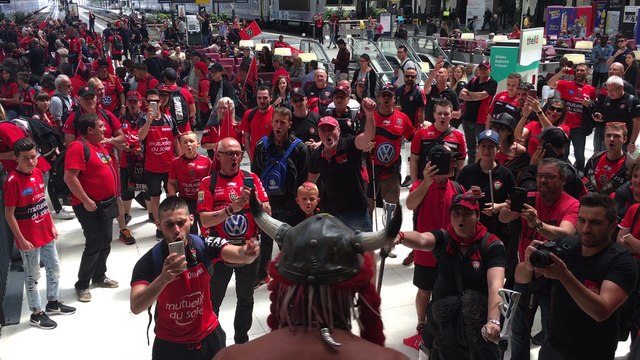 Le Pilou-Pilou des supporters toulonnais à la gare de Lyon