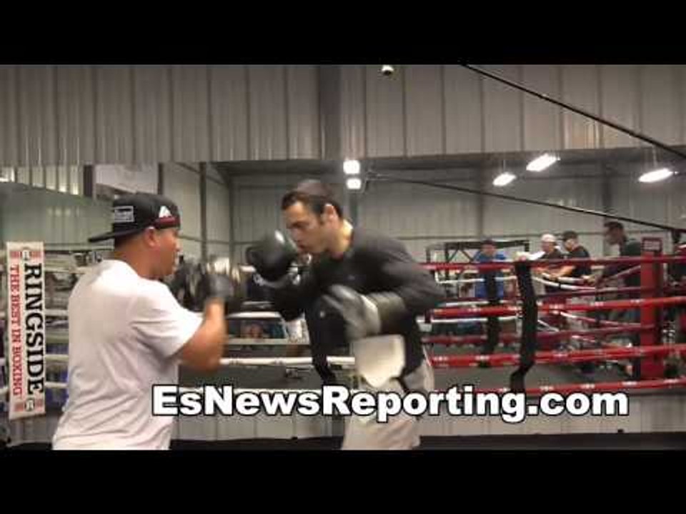 robert garcia working mitts with chavez jr - EsNews Boxing