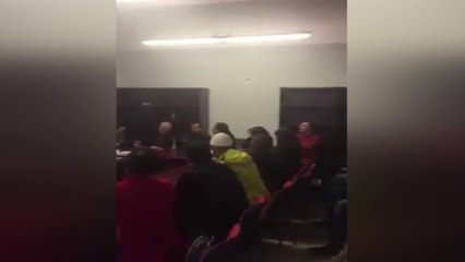 Aulon Kalaja rrethon me shirit  "skenë krimi"  ministren Kumbaro 02/03/2017