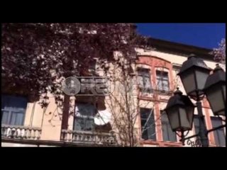 Tiranë - “Mos kini frikë nga gjuha e Nënë Terezës” protesta te ambasada maqedonase