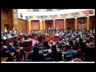 Kaos në parlamentin serb, radikalët kundër Mogherinit: Nuk na duhet BE-ja