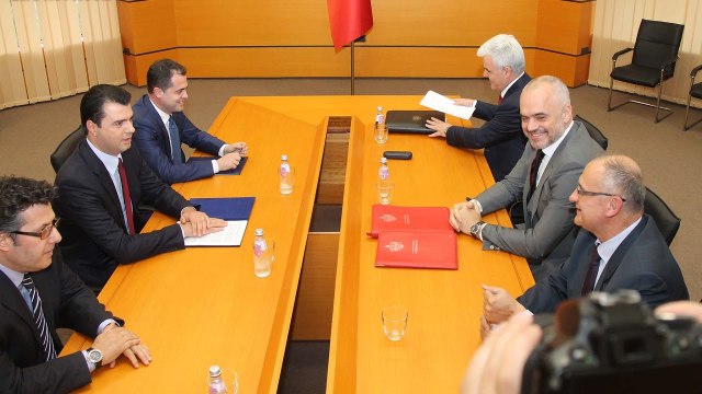 Report TV - Maxhoranca ftesë për dialog Opozita: Tryezë, por me kushte