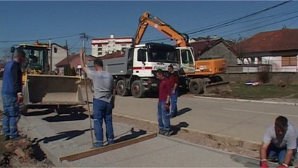 Ndërtohen trotuaret në rrugët Elton Zherka dhe Marin Barleti në Gjakovë - Lajme