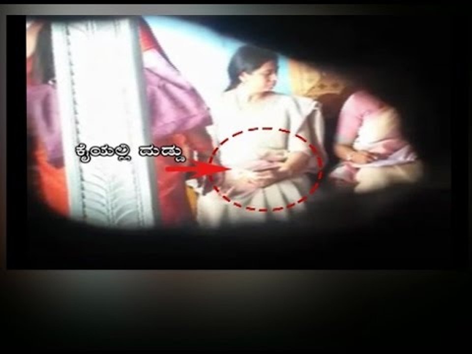 Gundlupet by election KPCC women's chief Laxmi Hebbalkar allegedly distributes money to Voters