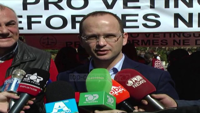 Bushati firmos peticionin: Vettingu, kusht për negociatat - Top Channel Albania - News - Lajme