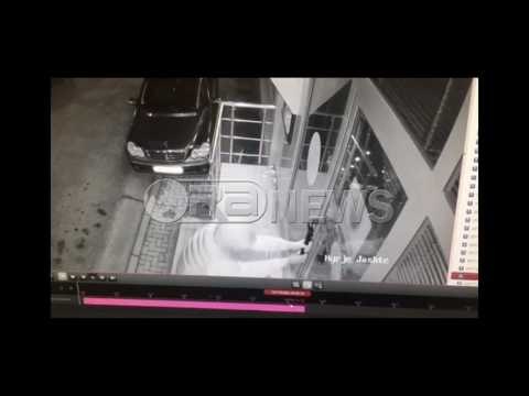 Ora News - Grabitësi thyen derën e bankës në Tiranë dhe largohet për 20 sekonda