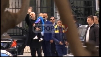 Report TV - Rama përfundon drekën me  familjen, përshëndet protestuesit