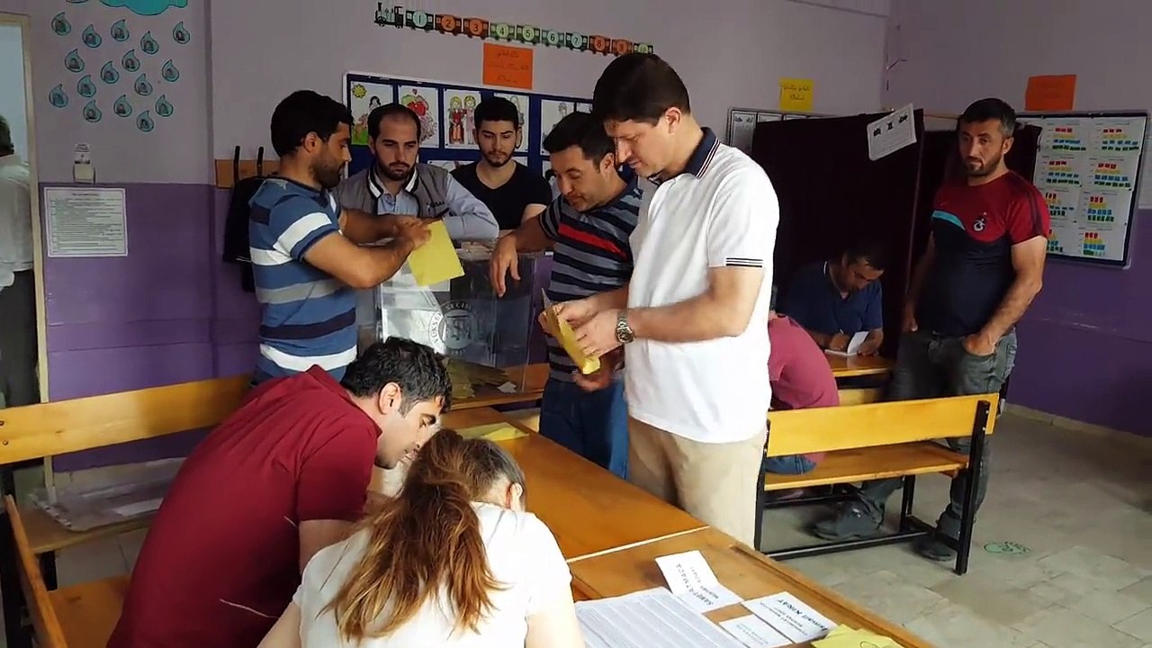 Pamukova Cumhuriyet Mahallesi Muhtarı Samet Atmaca oldu
