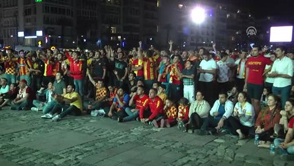 Play-off Finali Heyecanı - Göztepe Taraftarı Kurulan Ekranlarda Maçı Izliyor