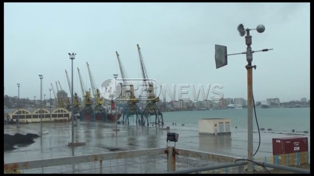 Moti i keq, pezullohet puna në portin e qytetit të Durrësit