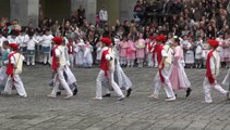 Bailes populares por las calles de Hernani (Ikastola Urumea)