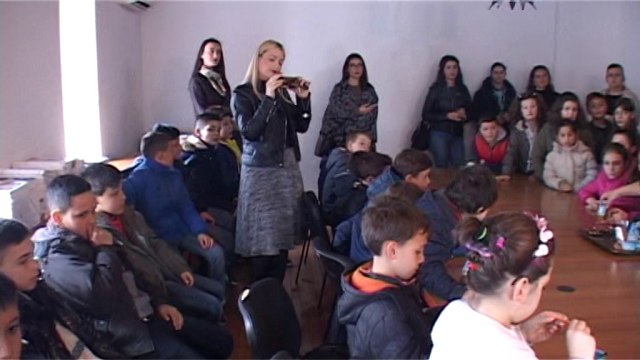 Fëmijët vizitojnë Drejtorinë Komunale të Arsimit në Gjakovë për 7 mars - Lajme