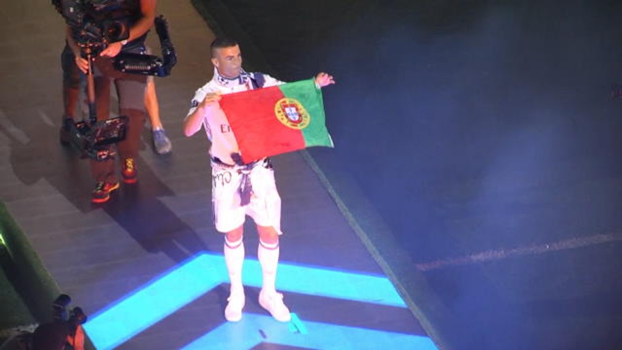 Ronaldo given heroes welcome at Bernabeu