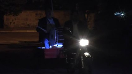 Ramazan Davulcusu Bulamayan Muhtar Çareyi Kendisi Çalmakta Buldu