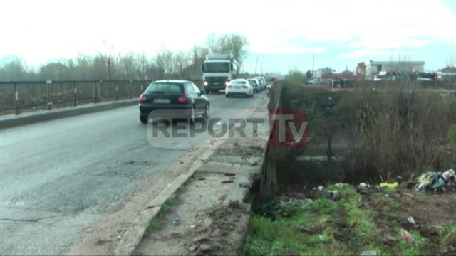 Report TV - Fushë-Krujë, makina bie në lumë, plagosen 3 persona