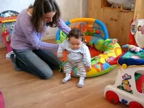 Lucas 9 mois premiers pas