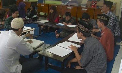 Siswa Tuna Netra Isi Waktu dengan Baca Al Quran Braille