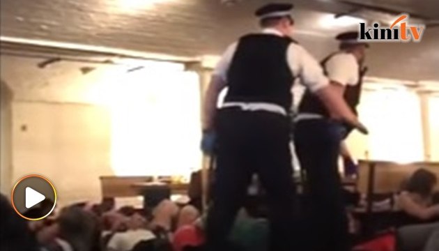 Duduk, duduk! jerit polis tenangkan orang awam
