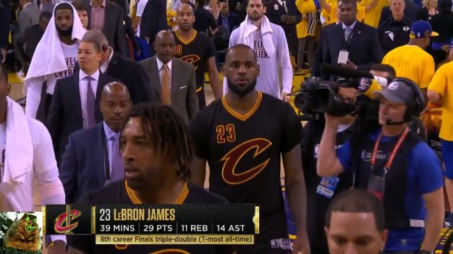 Début de bagarre dans les tribunes devant LeBron James