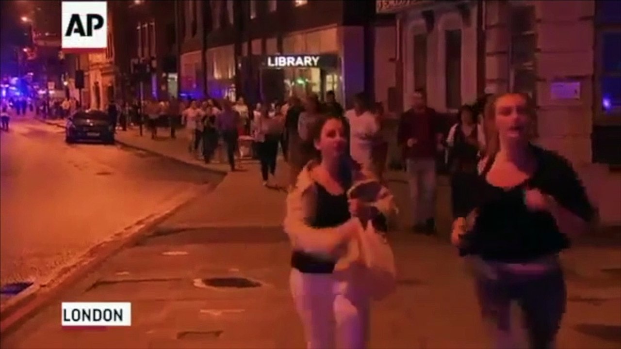 En plein attentat de Londres, cet homme avec une bière à la main devient un vrai symbole de l'esprit britannique !