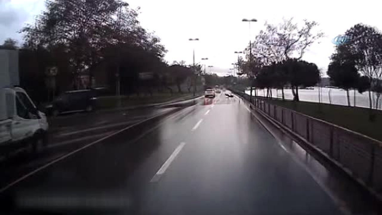 Otomobilin Yayaya Çarpma Anı Kamerada...şoka Giren Sürücü Çarptığı Şahsa Sarıldı