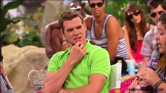 Austin & Ally Por Laura Marano You Dont See Me HD