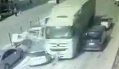 TIR otomobilleri böyle biçti