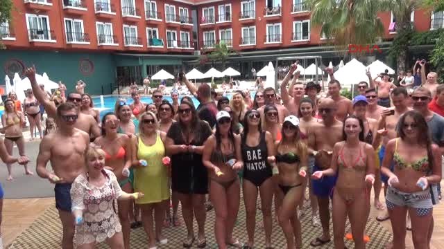 Antalya Turistler Köpük Partisinde Eğlendi