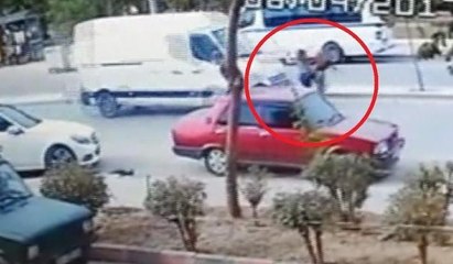 Minibüsün çarptığı iki genç kız metrelerce havaya uçtu