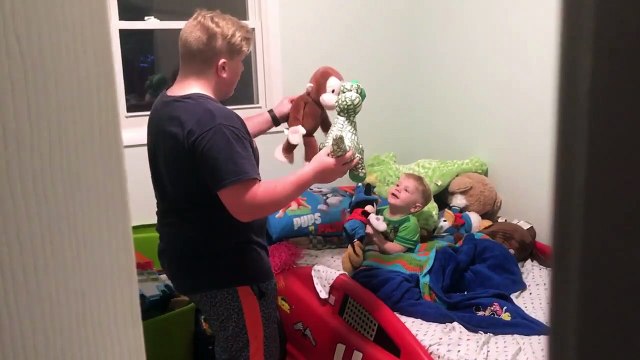 Cet ado raconte des histoires à son petit frère avant d'aller se coucher... Adorable