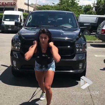 Elle tire un 4x4 avec une corde... Costaud la demoiselle