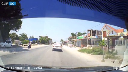 Kéo xe ba gác đi ẩu, suýt trả giá